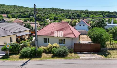 REZERVOVANÉ Čiastočne zrekonštruovaný 4 izbový rodinný dom - Jarok