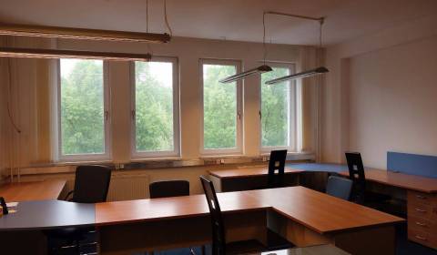 Kancelársky celok 100 m2, Bratislava II-Ružinov, bezproblémové parkova