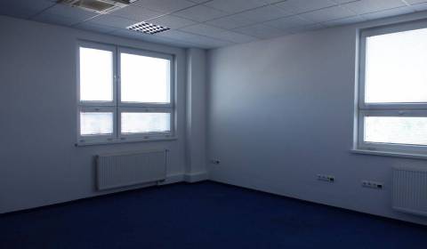 Menšie kancelárie, 25m2, 26m2, 28m2, so zázemím, výborná poloha, Ružin