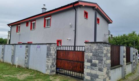 Investičná budova /dom/ v Komjaticiach