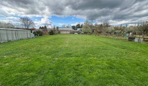 Stavebný pozemok Topoľčany / aj na dva domy