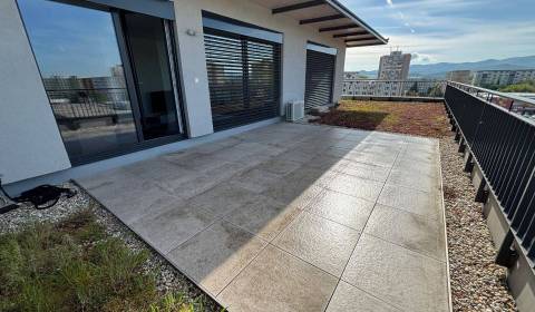 3 izbový byt s 100 m2 terasou Topoľčany