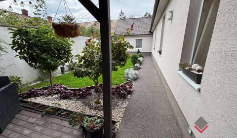 Rodinný  dom  Topoľčany / so spoločným vstupom