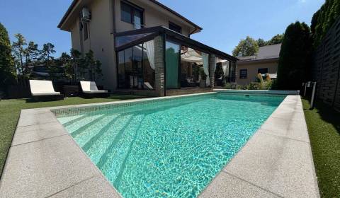 Útulný  Rodinný dom Topoľčany s bazénom