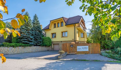 RODINNÝ dom s bazénom a krásnou záhradou