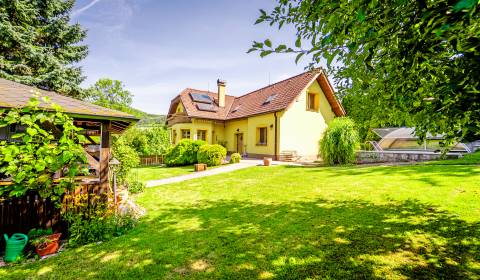 RODINNÝ dom s bazénom a krásnou záhradou