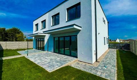 5 izb. novostavba, Báč, fotovoltika, čerpadlo, štandard