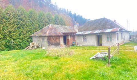 Chalúpka pod lesom pár krokov od priehrady na Starej Myjave.