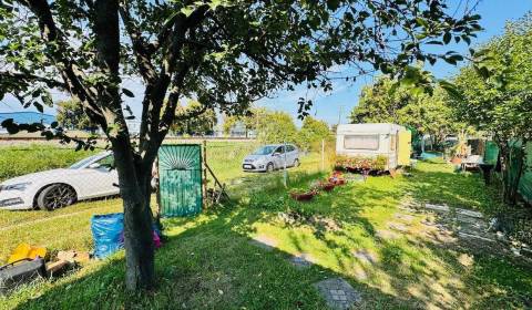 Na predaj záhradka 223 m2 s karavanom a záhradnou chatkou