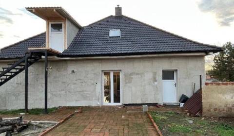 Predám 4-izbový RD v obci Veľké Zálužie 