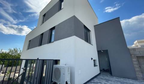 REZERVÁCIA _ slnečný rodinný dom v Rači