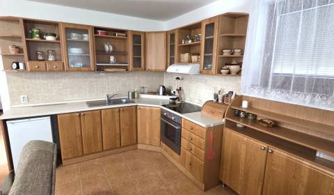 Nová cena! Na predaj zánovný, útulný rodinný dom, Šurovce!