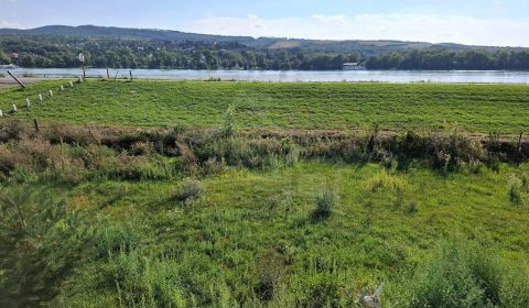 Unikátny pozemok na výstavbu domu pri brehu rieky Dunaj v obci Kravany