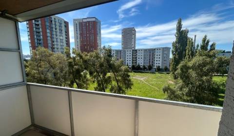 Hľadáte veľký 2-izbák? Tento na Vranovskej si zamilujete!