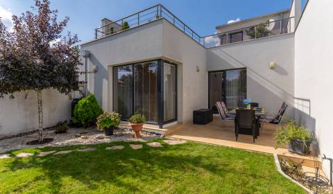 Moderný 5-izbový rodinný dom s bazénom a veľkou terasou v Trnave! 