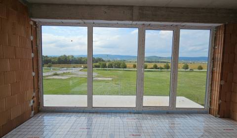 3i. BYT - 74 m2 + 17,5 m2 balkón, TEP. ČERPADLO, KLIMATIZÁCIA, ŽALÚZIE