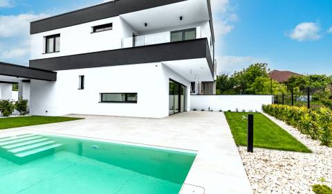 Moderná novostavba s vlastným bazénom na predaj – Nitra, Čermáň