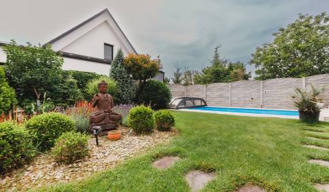 REZERVOVANE | PREDAJ | 5 izbový rodinný dom,  bazén