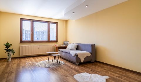 PREDANÝ: priestranný 4-i byt s loggiou, Košice-Ťahanovce,Varšavská