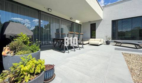 Luxusná vila s dvojgarážou a slnečným pozemkom v mestskej časti Levíc