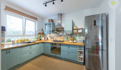 Predaj, trojizbový byt so záhradkou a parkovacím stá...