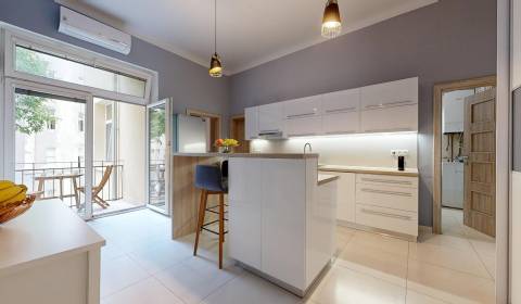 RIVERS | Moderne zrekonštruovaný byt v historickom centre Starého Mest