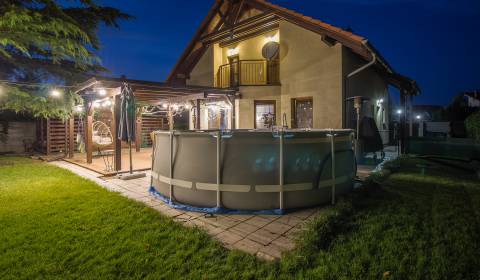 Kúpte si ZAUJÍMAVÝ 5i RD so ZASTREŠENOU TERASOU na KRÁSNOM POZEMKU