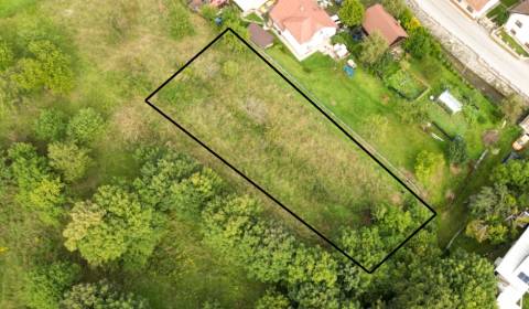 Exkluzívne na predaj slnecný pozemok 758 m2, Snežnica - centrum