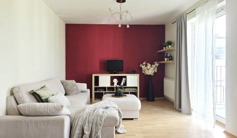 REZERVOVANÉ !!!  Pekný 2 izb byt v komplexe Hrachová s garážou v cene