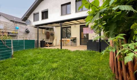 HVIEZDOSLAVOV, 4-i byt, 110 m2 –  byt s výhodami RODINNÉHO DOMU