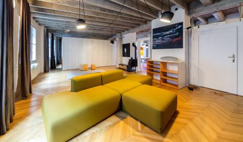 Výnimočný, dizajnový 2i loft 107 m2,s lodžiou a krbom, top lokalita  