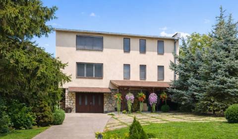 Priestranný 6-izbový rodinný dom s veľkým pozemkom – Fiľakovo, Viničná