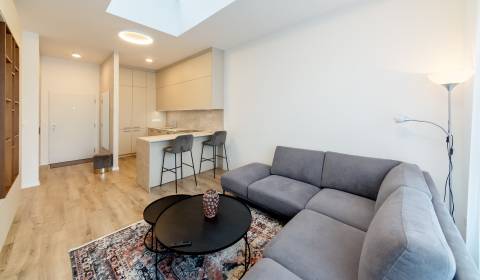 Nádherný elegantný 2i byt 50m2, lodžia, výhľad, parking, KESSELBAUER