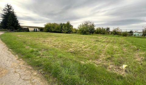 !ZNÍŽENÁ CENA! Na predaj pekný stav. pozemok s roz.1702m2 v Borčanoch!