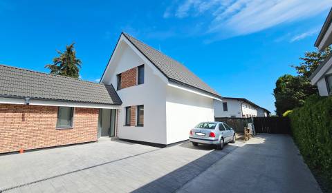 4-IZBOVÝ RODINNÝ DOM, 3 x parking, BAII – Vrakuňa, Hradská ul. 