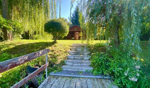 – predaj rekreačnej chaty s pozemkom priamo pri Malom Dunaji