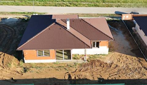 Vám ponúka 4-izbový rodinný dom v Nitre - Lužianky