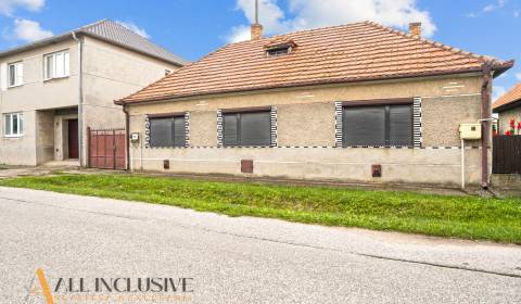 NA PREDAJ 2 RODINNÉ DOMY NA 998 m² POZEMKU, VEĽKÁ MAČA