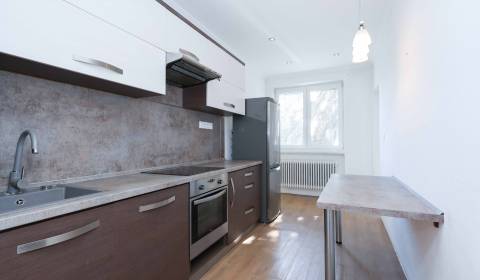 EXKLUZÍVNE Komfortný 3-izbový byt s garážou a záhradkou v Galante