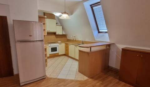 Na prenájom pekný a priestranný 3 izbový byt v Nových Zámkoch