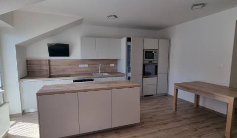 Na prenájom veľmi pekný a priestranný 3 izbový byt v Nových Zámkoch