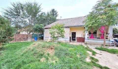 Pôvodný trojizbový domček s letnou kuchyňou vo vinárskej obci Búč