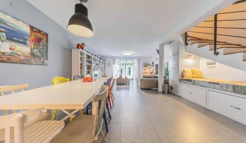 REZERVOVANÉ - PRIESTRANNÝ, MODERNÝ 4i rodinný dom v Dunajskej Lužnej