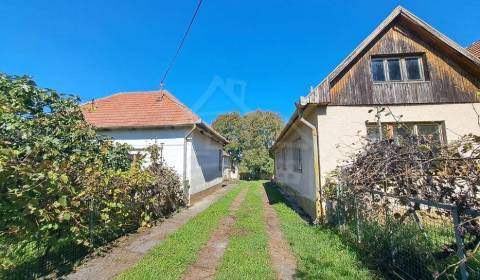 NOVÁ CENA - Dva domy na veľkom pozemku s rozlohou 2553m2 v tichej obci