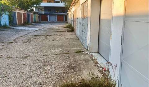 PREDAJ: Garáž 18m2, Teslova ul., Ružinov