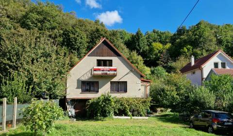 5-IZBOVÝ RODINNÝ DOM A VÝNIMOČNÝ POZEMOK, NEŠTICH,TOP LOKALITA!