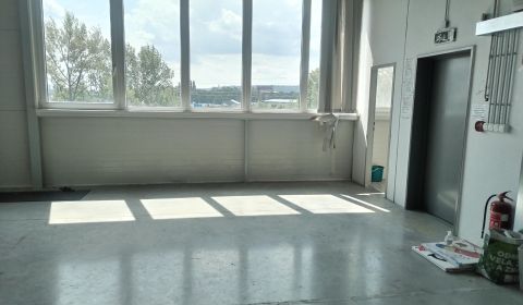 Skladové priestory s plochou 385 m2 na prenájom.