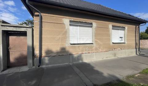 Dva rodinné domy na jednom pozemku v atraktívnej lokalite mesta Nové Z