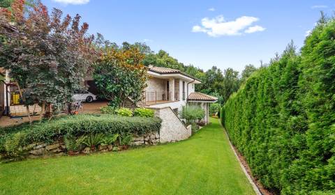 Moderný rodinný dom pri lese s vlastným potokom