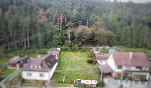 PREDAJ: Romantický stavebný pozemok pri lese